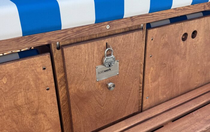 Zoom auf Strandkorb mit Schließfach