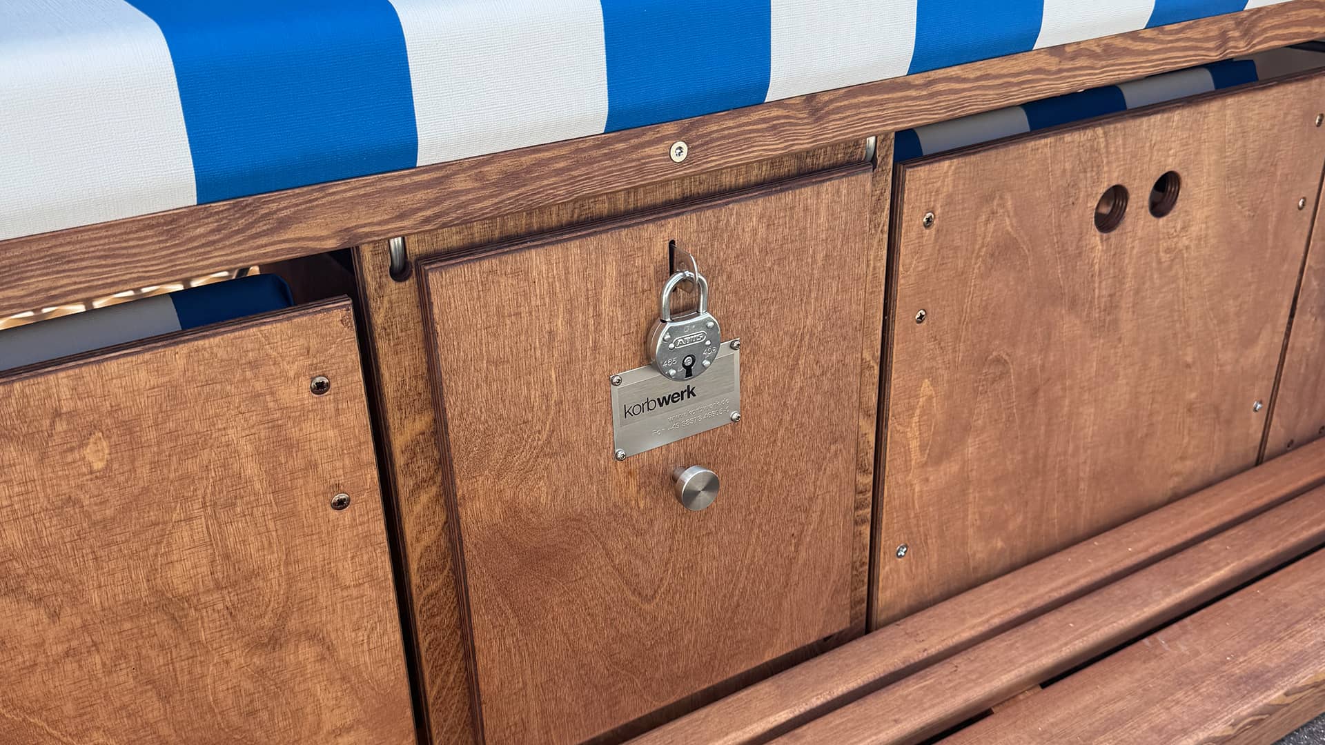 Zoom auf Strandkorb mit Schließfach
